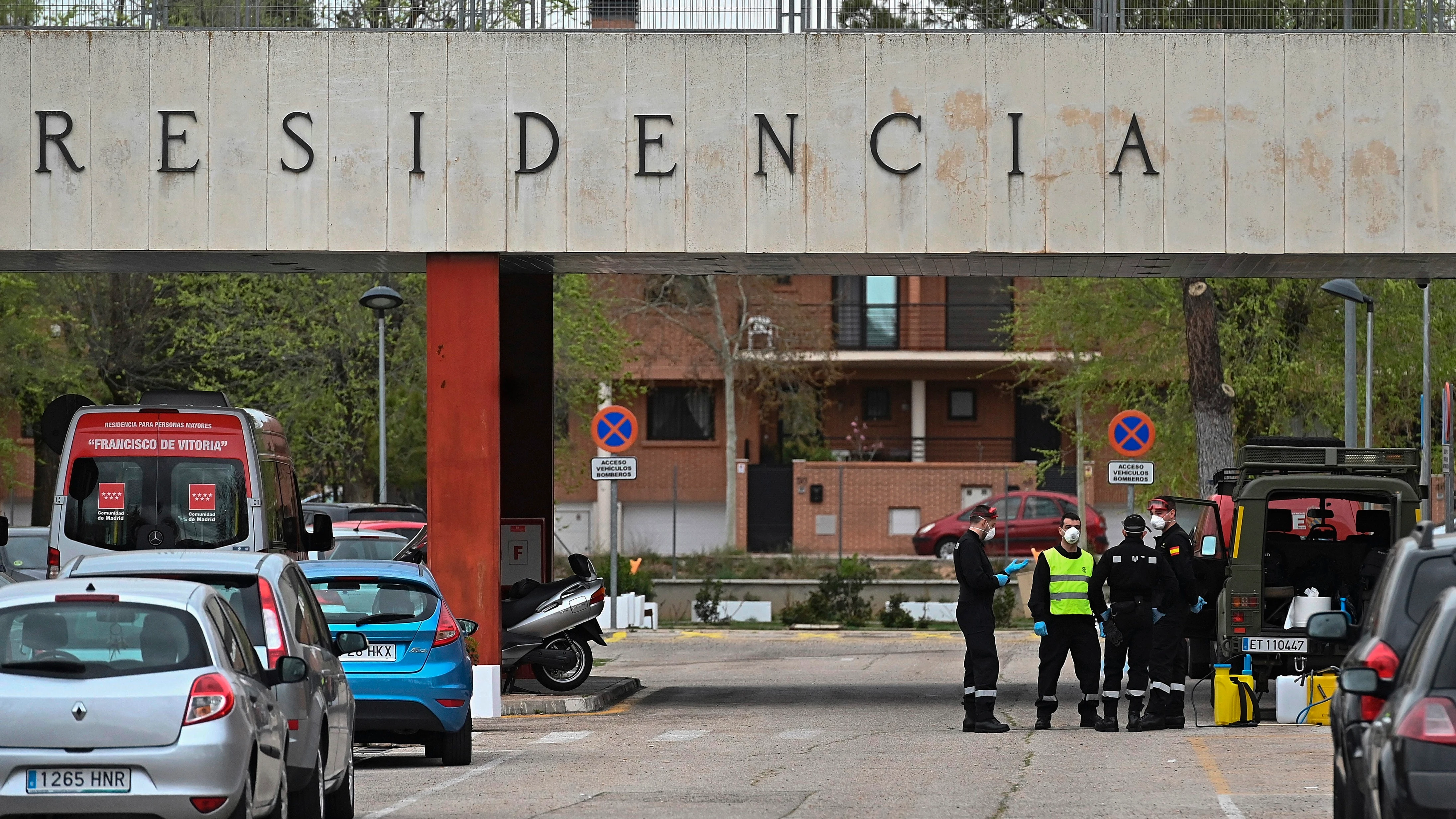 Varios efectivos de la Unidad Militar de Emergencias se despliegan en la residencia Francisco de Vitoria de Alcalá de Henares Varios efectivos de la Unidad Militar de Emergencias se despliegan en la residencia Francisco de Vitoria de Alcalá de Henares