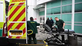Los empleados del Servicio Nacional de Salud (NHS) trabajan fuera de un hospital en Londres. Los empleados del Servicio Nacional de Salud (NHS) trabajan fuera de un hospital en Londres.
