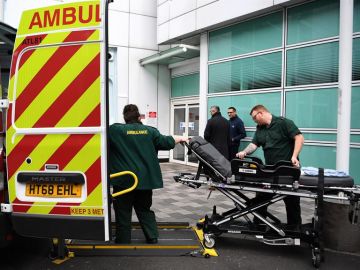  Los empleados del Servicio Nacional de Salud (NHS) trabajan fuera de un hospital en Londres.