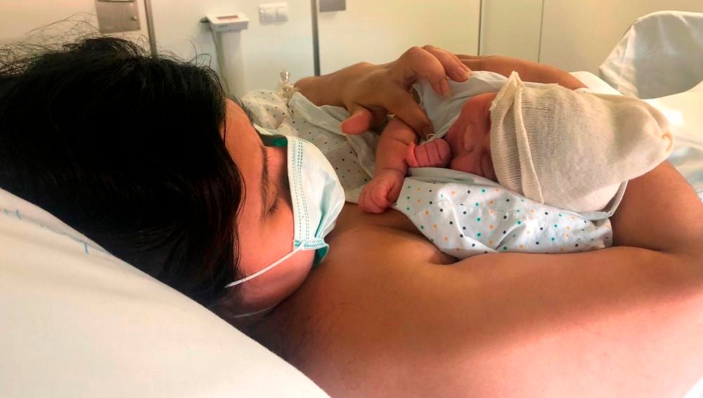 La bebé recién nacida junto a su madre