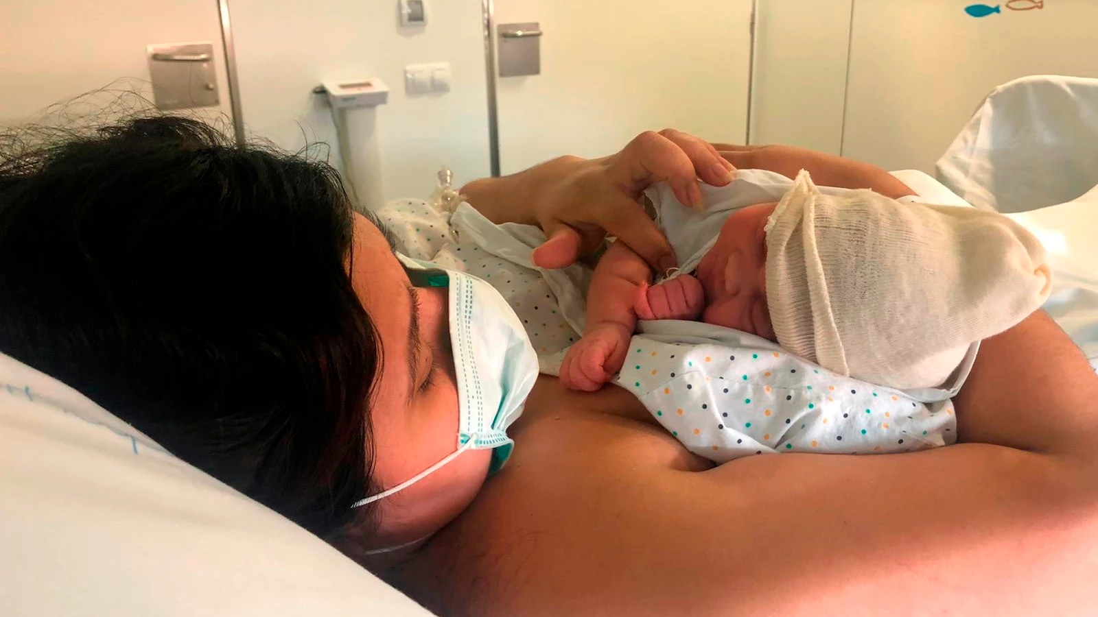 La bebé recién nacida junto a su madre La bebé recién nacida junto a su madre