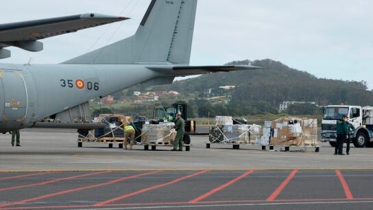 Miembros del Ej&eacute;rcito del Aire y de la Guardia Civil desembarcando en el aeropuerto de Tenerife Norte