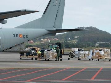 Miembros del Ejército del Aire y de la Guardia Civil desembarcando en el aeropuerto de Tenerife Norte