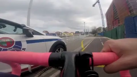 La bronca entre la Ertzaintza y un ciclista durante la cuarentena por coronavirus: "Estoy yendo a mi curro" La bronca entre la Ertzaintza y un ciclista durante la cuarentena por coronavirus: "Estoy yendo a mi curro"