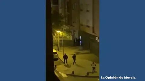 La policía pilla a seis vecinos de El Palmar (Murcia) tomando algo en un bar en pleno estado de alarma La policía pilla a seis vecinos de El Palmar (Murcia) tomando algo en un bar en pleno estado de alarma
