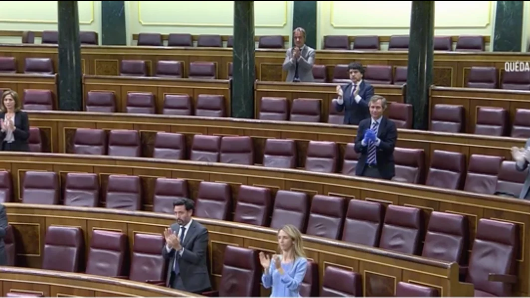 Diputados aplaudiendo a los sanitarios Diputados aplaudiendo a los sanitarios