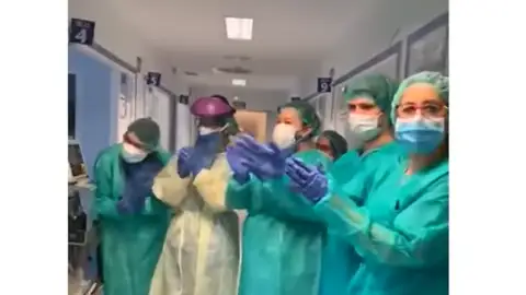 Los aplausos cuando la mujer abandonó el hospital Los aplausos cuando la mujer abandonó el hospital