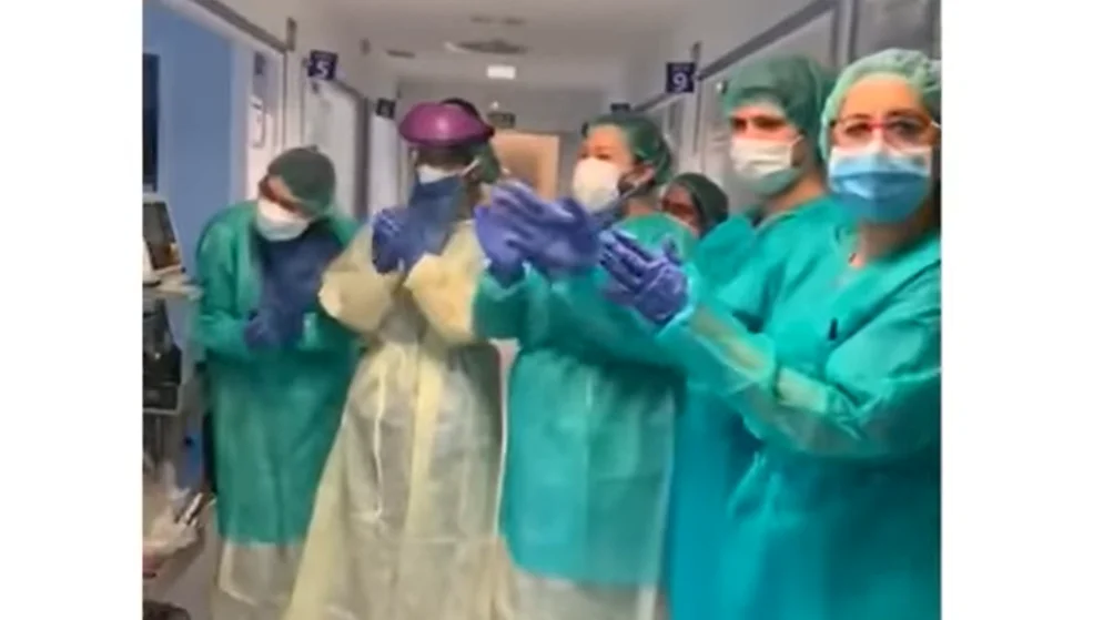 Los aplausos cuando la mujer abandon&oacute; el hospital