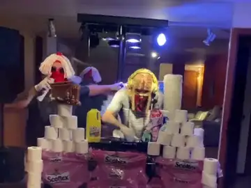 El 'fiestón' de Theo Hernández con productos de limpieza durante la cuarentena por el coronavirus El 'fiestón' de Theo Hernández con productos de limpieza durante la cuarentena por el coronavirus