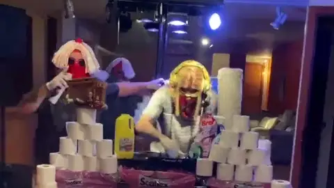 El 'fiestón' de Theo Hernández con productos de limpieza durante la cuarentena por el coronavirus El 'fiestón' de Theo Hernández con productos de limpieza durante la cuarentena por el coronavirus