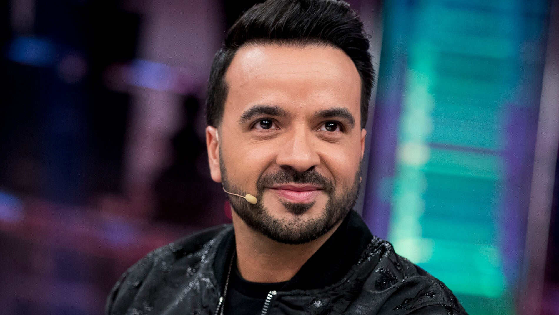 Luis Fonsi Y Becky G Se Unen Para Cantar 'No Se Habla De Bruno' De ...