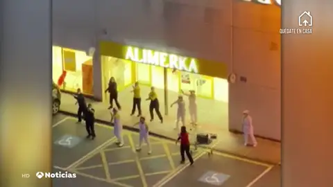 Bailando en el supermercado Salinas de Castrillon Asturias para levantar el ánimo en el estado de alarma Bailando en el supermercado Salinas de Castrillon Asturias para levantar el ánimo en el estado de alarma