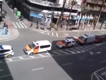 Caravana de agradecimiento por las calles de Alicante de policía local, bomberos y protección civil en la lucha contra el coronavirus