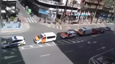 Caravana de agradecimiento por las calles de Alicante de policía local, bomberos y protección civil en la lucha contra el coronavirus Caravana de agradecimiento por las calles de Alicante de policía local, bomberos y protección civil en la lucha contra el coronavirus