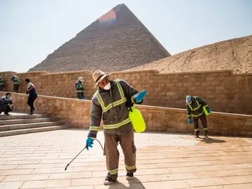 Varias personas desinfectan las inmediaciones de las pirámides de Giza en El Cairo Varias personas desinfectan las inmediaciones de las pirámides de Giza en El Cairo