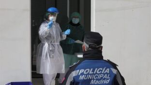 Un m&eacute;dico bi&oacute;logo de Madrid Salud examina a un polic&iacute;a municipal