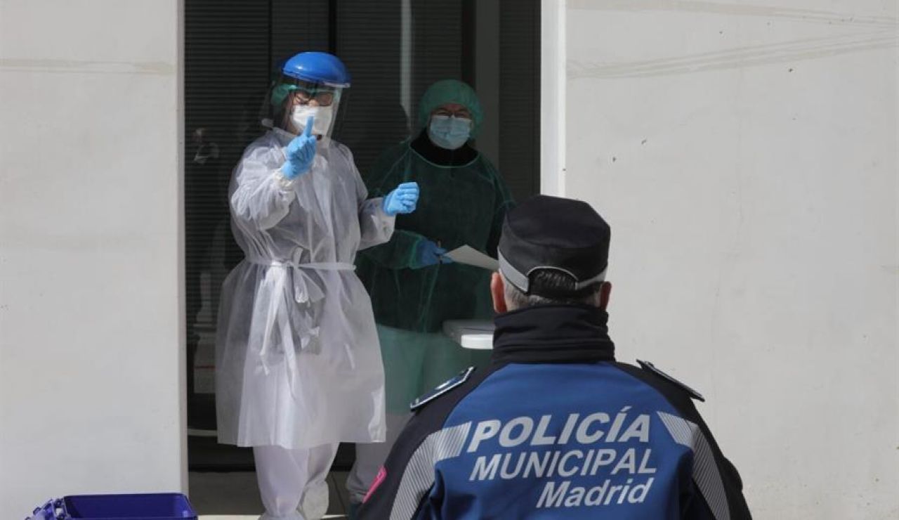 Un médico biólogo de Madrid Salud examina a un policía municipal