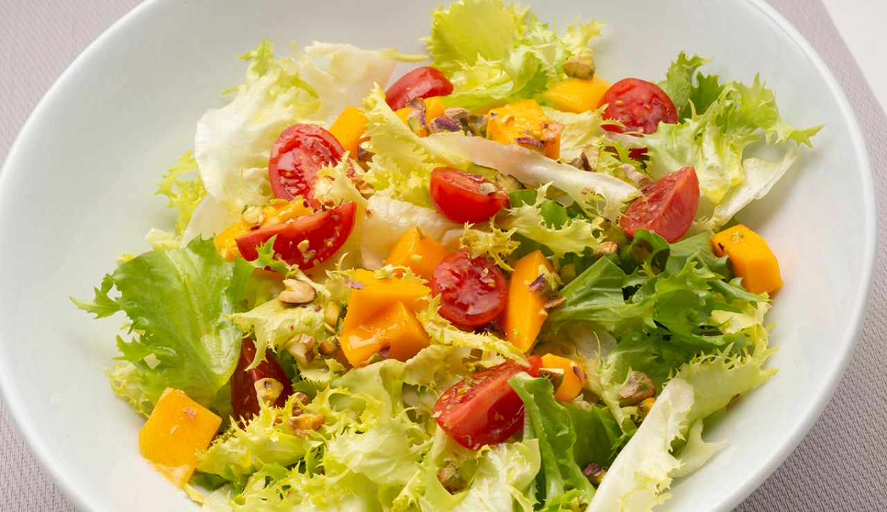 Ensalada de escarola y mango