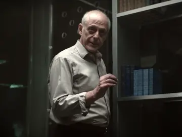 Mark Blum como Mr. Mooney en 'You' Mark Blum como Mr. Mooney en 'You'