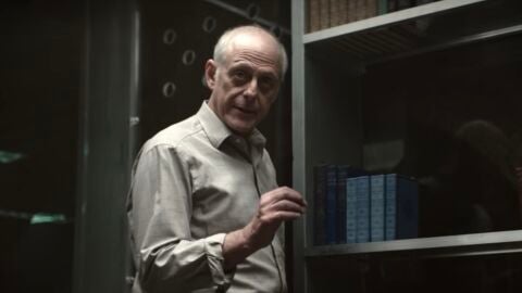 Mark Blum como Mr. Mooney en 'You'
