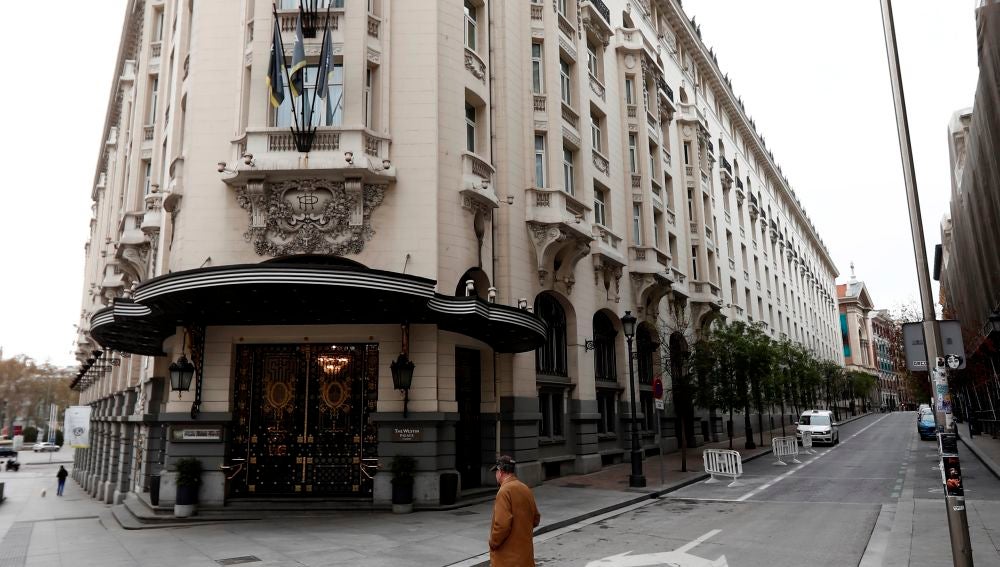 Un hombre pasa junto al Hotel Palace de Madrid