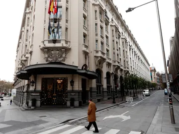 Un hombre pasa junto al Hotel Palace de Madrid Un hombre pasa junto al Hotel Palace de Madrid