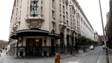Un hombre pasa junto al Hotel Palace de Madrid Un hombre pasa junto al Hotel Palace de Madrid