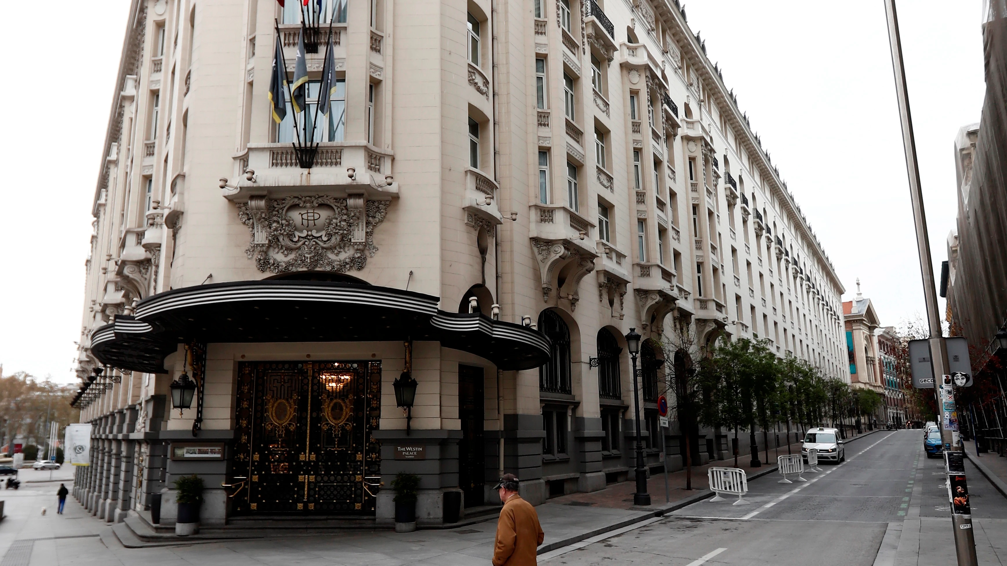Un hombre pasa junto al Hotel Palace de Madrid