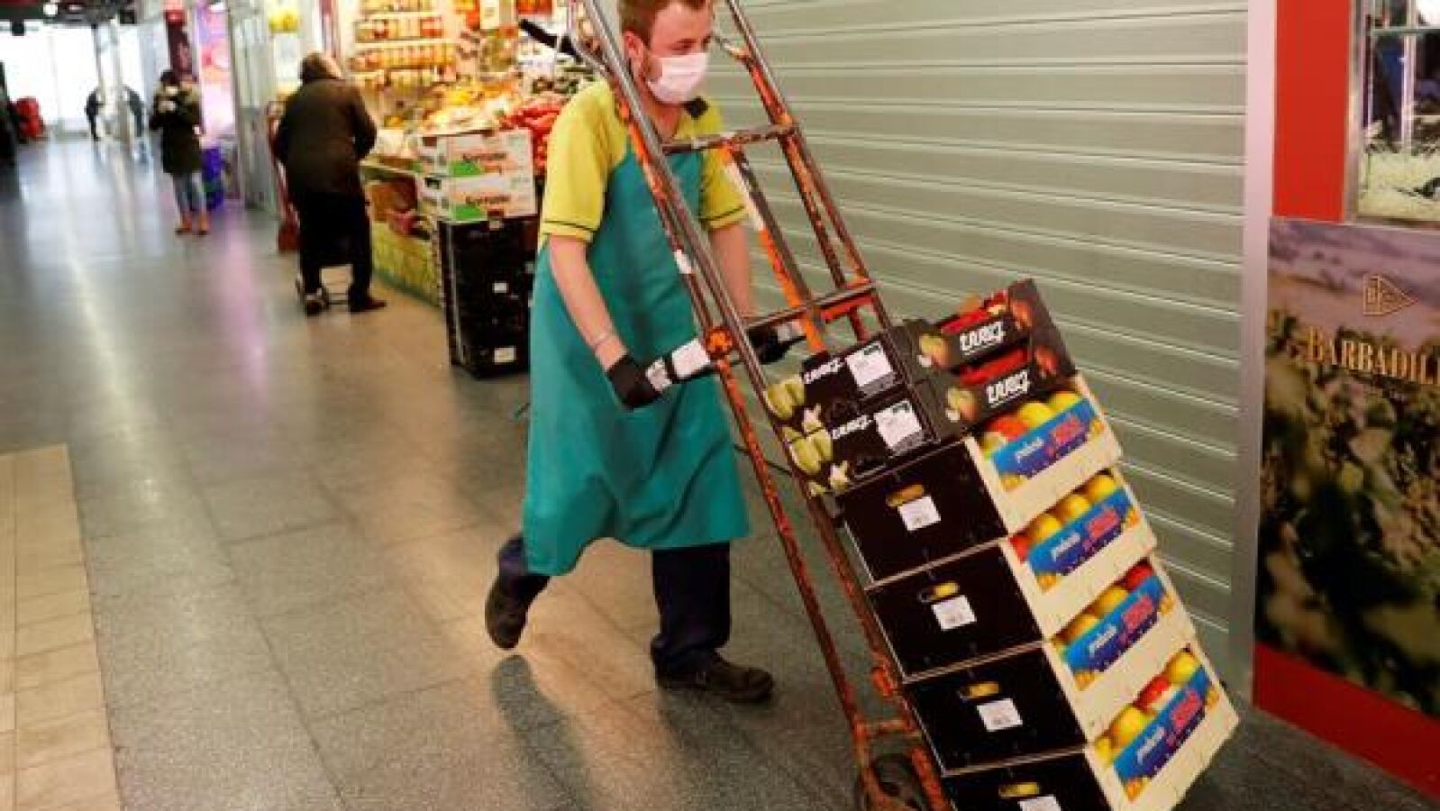 Mercados municipales madrileños reparten fruta en el hospital de Ifema y en dependencias de la Policía