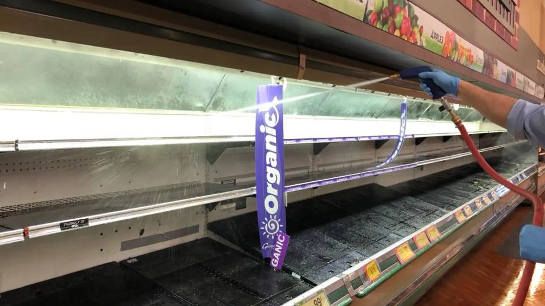 Limpieza en las estanterías de Gerrity supermarket Limpieza en las estanterías de Gerrity supermarket