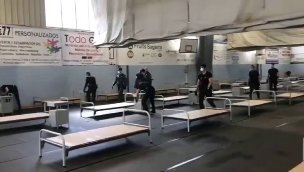La Guardia Civil colabora en el montaje de un hospital la localidad barcelonesa donde los independentistas presionaban para que se fueran 