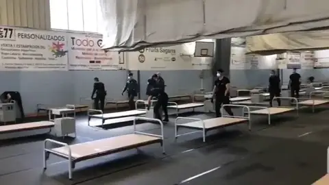 La Guardia Civil colabora en el montaje de un hospital la localidad barcelonesa donde los independentistas presionaban para que se fueran La Guardia Civil colabora en el montaje de un hospital la localidad barcelonesa donde los independentistas presionaban para que se fueran