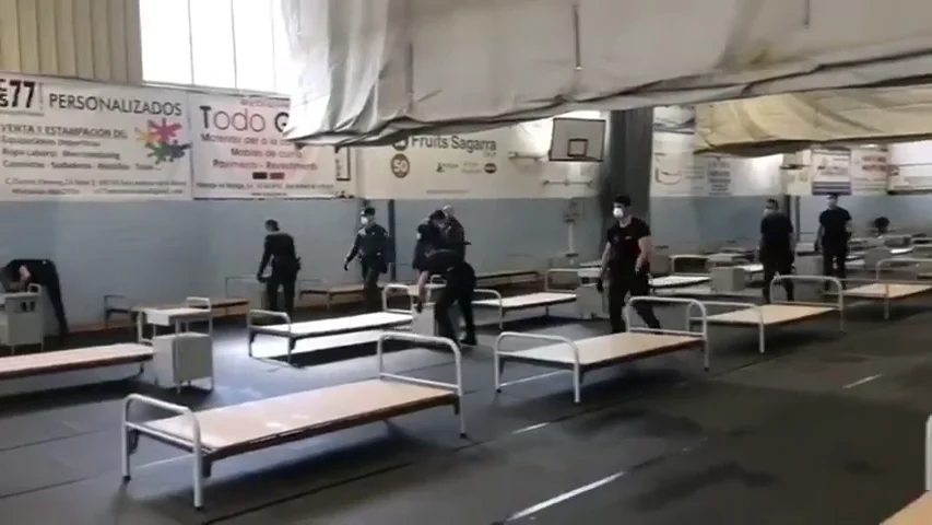 La Guardia Civil colabora en el montaje de un hospital la localidad barcelonesa donde los independentistas presionaban para que se fueran La Guardia Civil colabora en el montaje de un hospital la localidad barcelonesa donde los independentistas presionaban para que se fueran