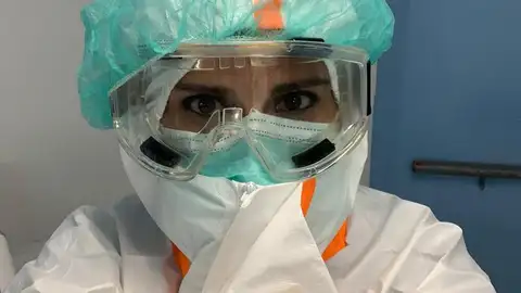 Enfermera protegida con EPI hospital Alcalá de Henares Hospital Príncipe de Asturias