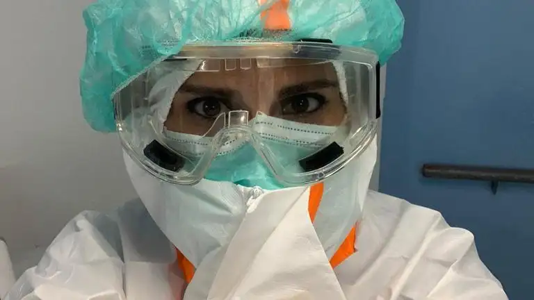 Enfermera protegida con EPI hospital Alcalá de Henares Hospital Príncipe de Asturias