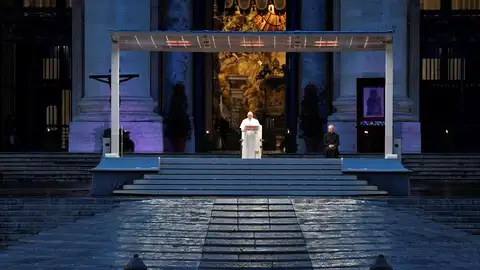 El Papa Francisco, solo en la Plaza de San Pedro El Papa Francisco, solo en la Plaza de San Pedro