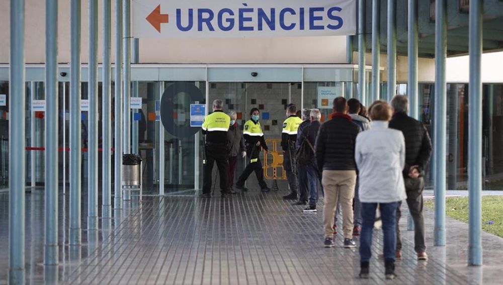 Agentes controlan el acceso a Urgencias en el Hospital del Mar en Barcelona.