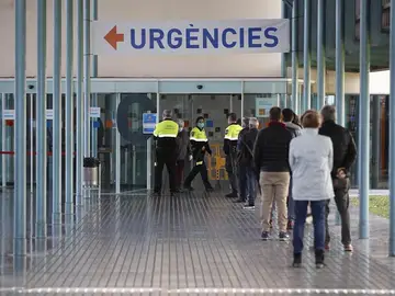Agentes controlan el acceso a Urgencias en el Hospital del Mar en Barcelona. Agentes controlan el acceso a Urgencias en el Hospital del Mar en Barcelona.