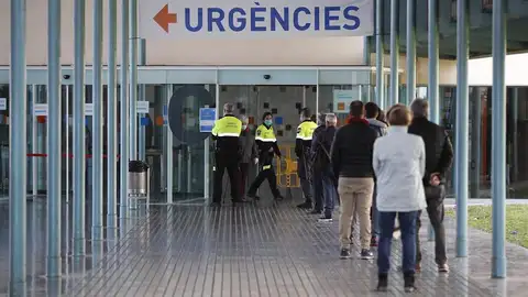 Agentes controlan el acceso a Urgencias en el Hospital del Mar en Barcelona. Agentes controlan el acceso a Urgencias en el Hospital del Mar en Barcelona.