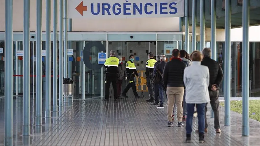 Agentes controlan el acceso a Urgencias en el Hospital del Mar en Barcelona. Agentes controlan el acceso a Urgencias en el Hospital del Mar en Barcelona.