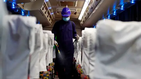 Desinfección de un autobús en Birmania Desinfección de un autobús en Birmania