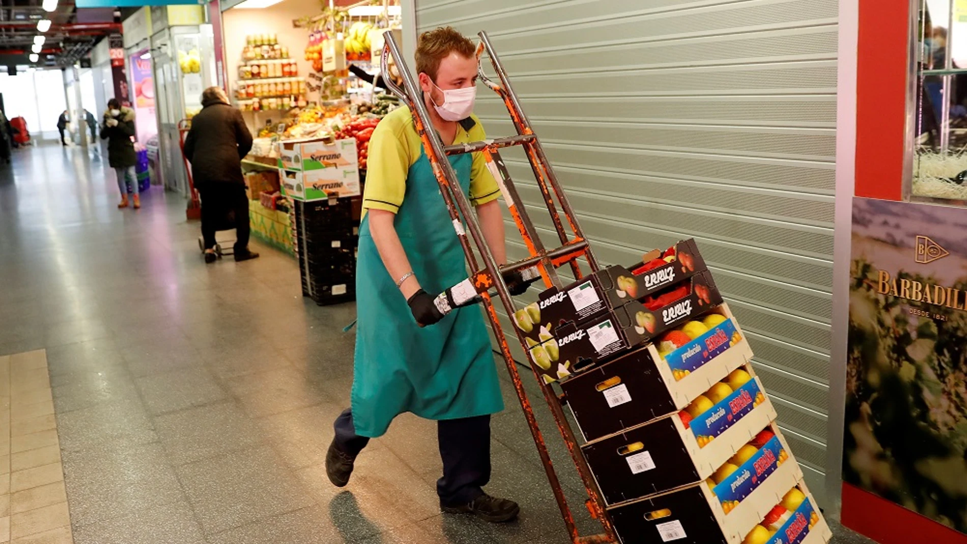 Imagen de un hombre transportando alimentos en un mercado Imagen de un hombre transportando alimentos en un mercado