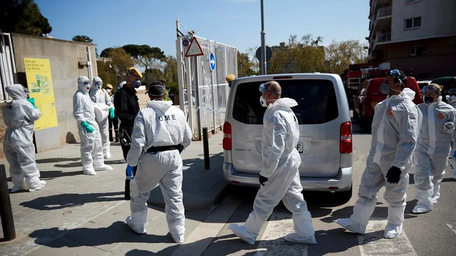 Miembros de la Unidad Militar de Emergencia en Badalona