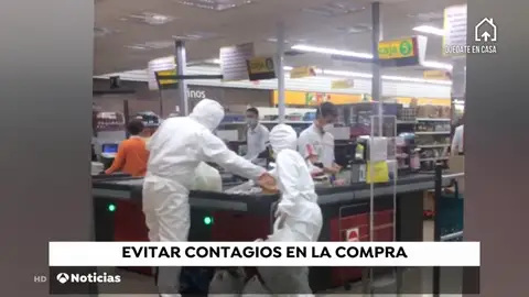 El increíble traje de protección contra el coronavirus de dos clientes en Usera El increíble traje de protección contra el coronavirus de dos clientes en Usera