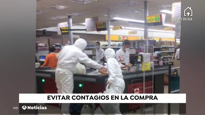 El incre&iacute;ble traje de protecci&oacute;n contra el coronavirus de dos clientes en Usera