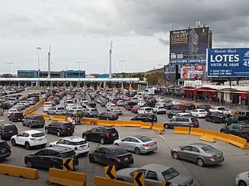 Manifestantes mexicanos bloquean la frontera con Estados Unidos