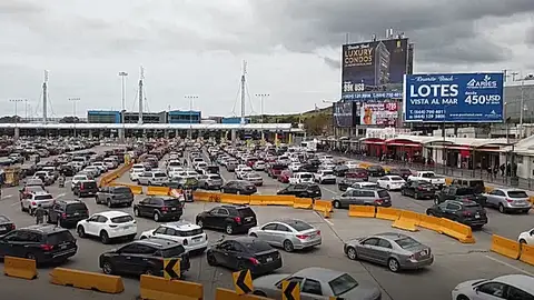 Manifestantes mexicanos bloquean la frontera con Estados Unidos Manifestantes mexicanos bloquean la frontera con Estados Unidos