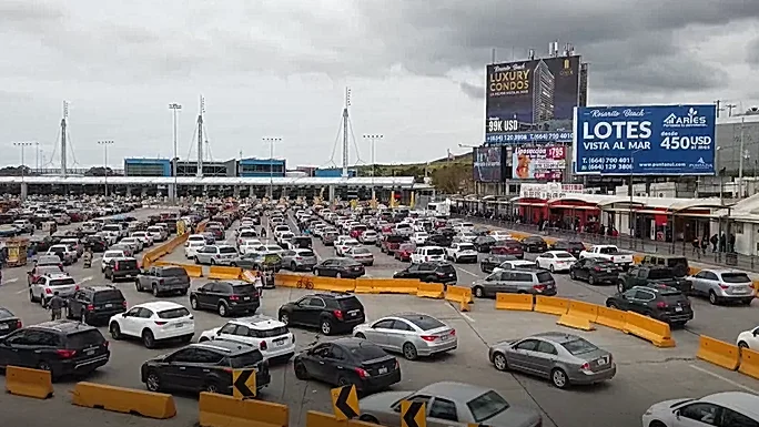 Manifestantes mexicanos bloquean la frontera con Estados Unidos Manifestantes mexicanos bloquean la frontera con Estados Unidos