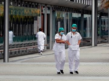 Personal sanitario descansa en los exteriores del Hospital de Ifema, este viernes en Madrid.