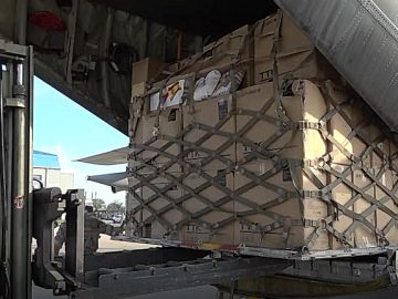Un avión del Ejército carga material sanitario en Shanghai para traerlo a España